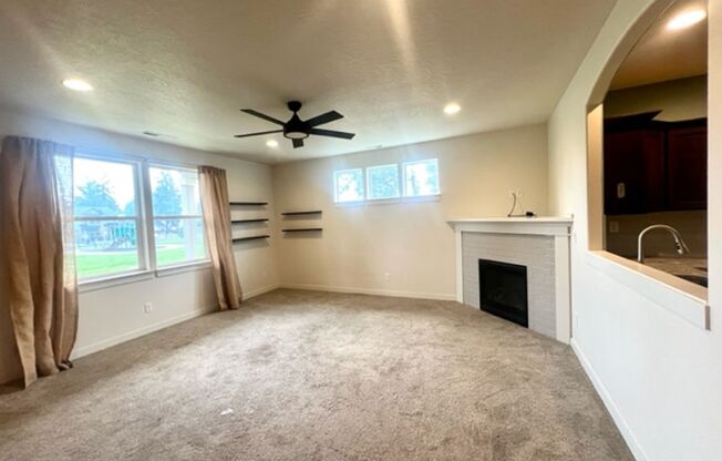 Lovely Sisters single level home in Hayden homes community across from park!