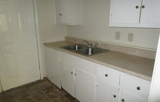 2 beds, 1 bath, $950, Unit Apt A