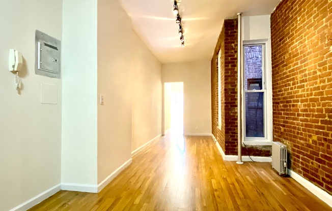 2 beds, 1 bath, $4,295, Unit 4W