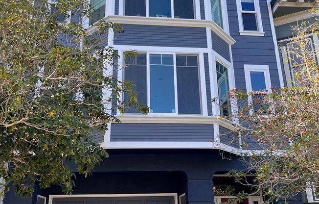 EPIC REA: Lovely 4 BR/3 BA 2 level Condo w/ Parking