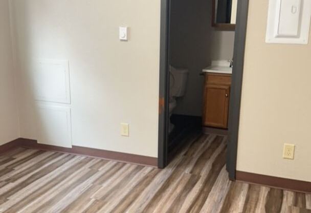 1 bed, 1 bath, 560 sqft, $700, Unit 1350 - 2