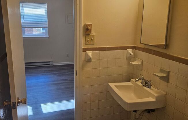 1 bed, 1 bath, $850, Unit 3