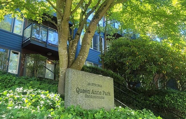 Spacious N. Queen Anne 1Bed/1Bath with private deck and views - Available for July 10th move in at $2100!