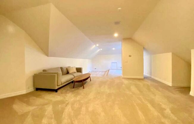 6 beds, 5.5 baths, $9,000