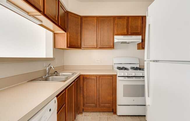 Buttercup Layout Model Kitchen White Appliances at The Harbours Apartments, MI 48038