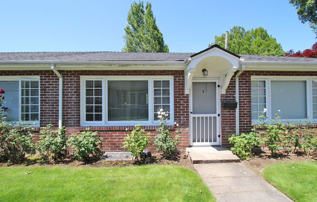 Charming Studio-style 1 Bed Bricker in Desirable Irvington Area
