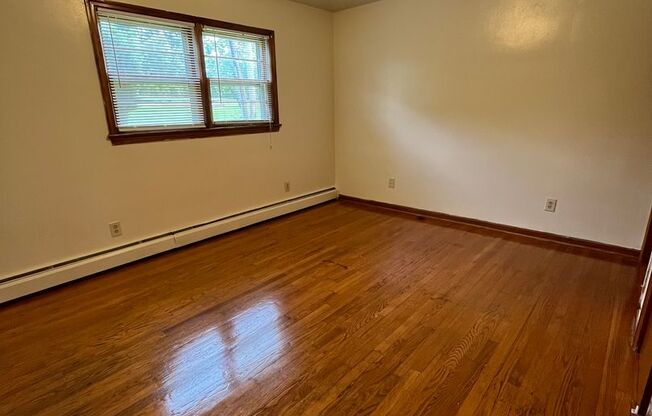 2 beds, 1 bath, 903 sqft, $1,250, Unit B-5