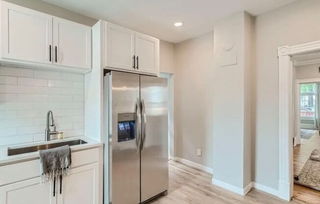 Gorgeous Main Level Newly Redone, Deck, Private Laundry, Upscale Payne-Phalen, Pets Ok!