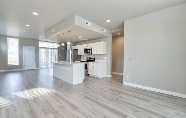Beautiful 4 Bed - 3 Bath Townhome in Great Clearfield Location! Available NOW!