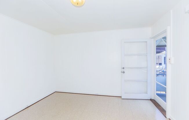 Waiola - upstairs 1 bedroom with 1 parking - window air conditioner in bedroom..