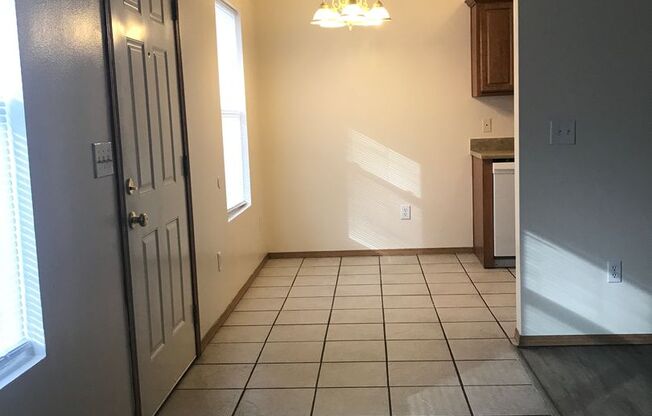 2 beds, 1 bath, 800 sqft, $695, Unit 4