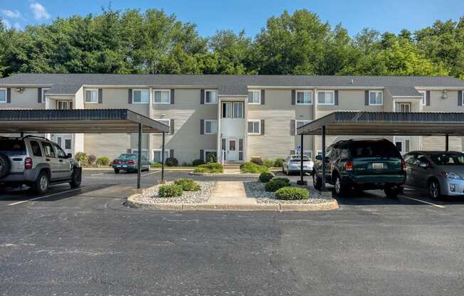 A parking lot with cars and a building in the background.