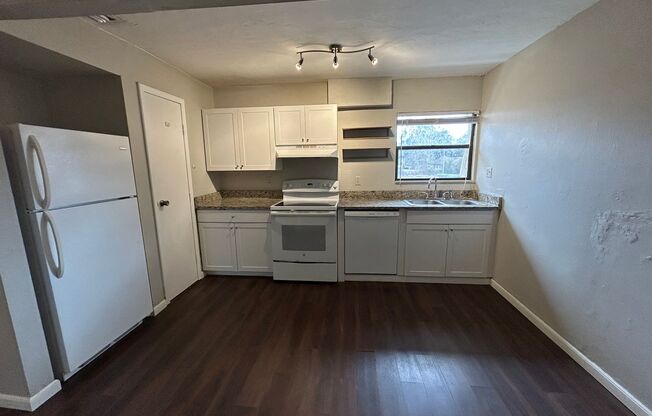 2 beds, 1 bath, $1,200, Unit Unit C-18