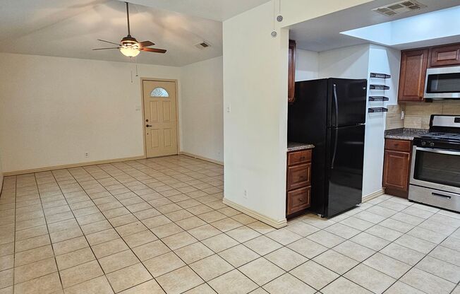 3 beds, 1 bath, 909 sqft, $1,550, Unit Unit B