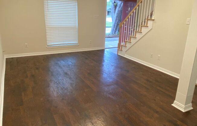 Quiet 2 bedroom townhome close to Downtown Denton Square