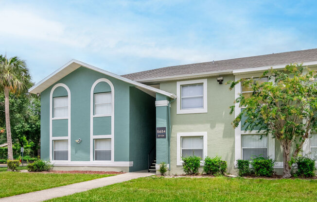 Exterior of apartment buildings_Rolling Hills Apartments