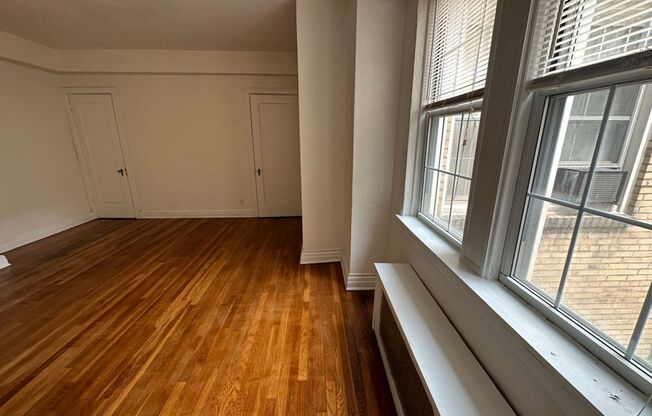 Studio, 1 bath, 321 sqft, $1,250, Unit New King Edward 8A4