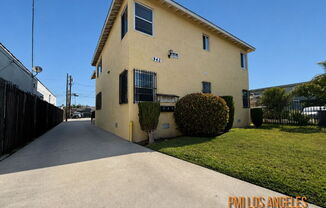 943 W 68 ST
