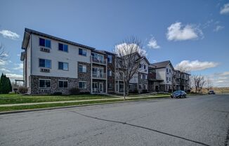 Studio, 1 bath, 579 sqft, $1,300, Unit 215