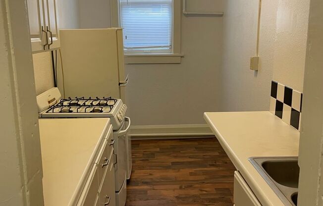 1 bed, 1 bath, 650 sqft, $925, Unit A