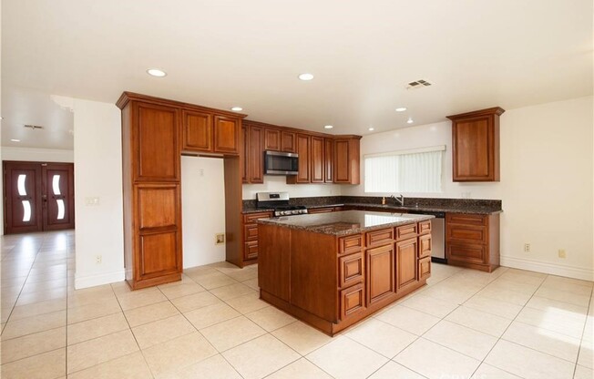 4 beds, 2.5 baths, 2,500 sqft, $5,200
