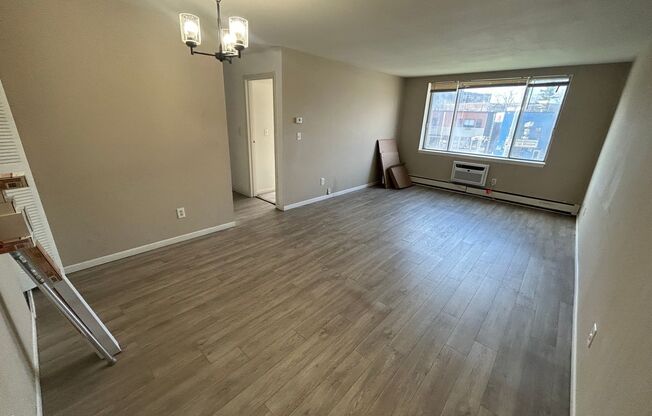 2 beds, 1 bath, $1,325, Unit 213