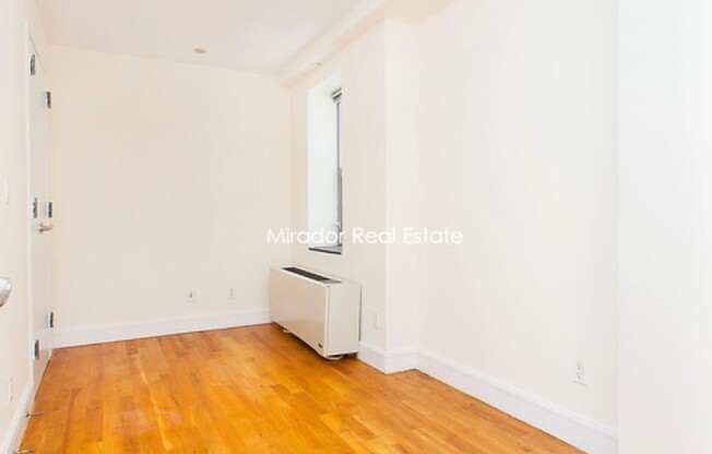 2 beds, 1 bath, $5,400, Unit 5D