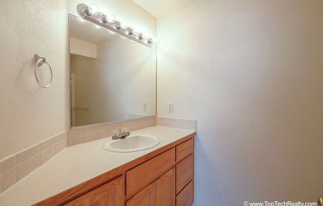 Lovely 3 BD | 2.5 Bath Townhome in Orenco | Near Intel, Nike & MAX!
