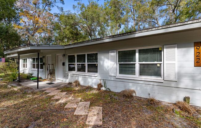 Remodeled 2 bedroom 1 bath duplex located near the Duckpond area