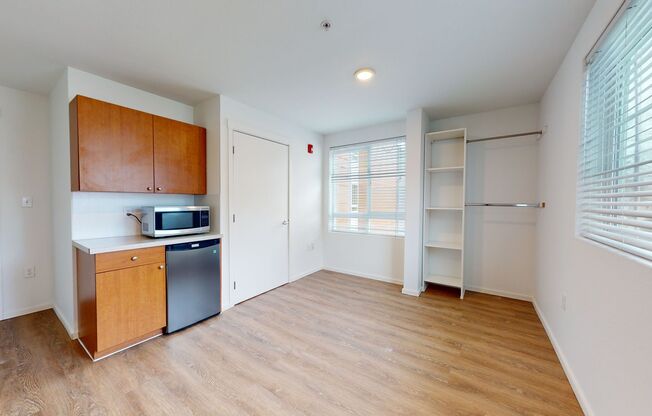 Studio, 1 bath, 180 sqft, $1,295, Unit 4400
