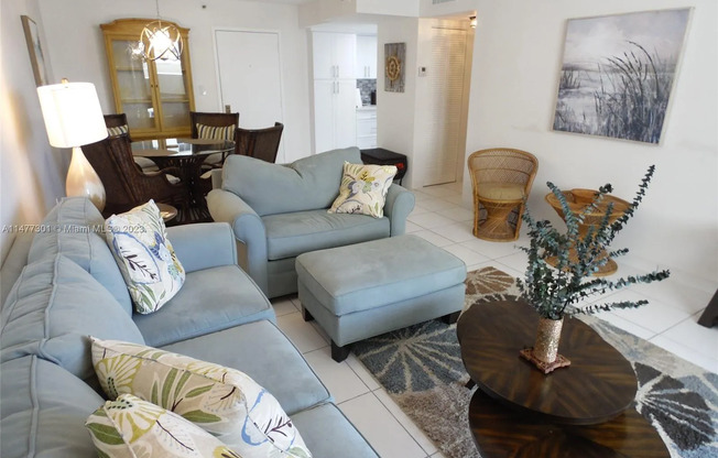 1623 Collins Ave