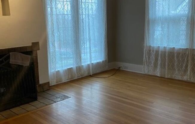 2 beds, 1 bath, 965 sqft, $1,800, Unit 534 Judson St. SE