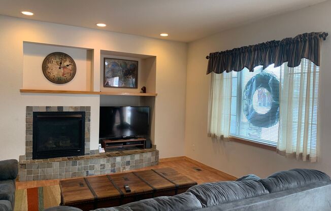 Beautiful 4 Bedroom, 3.5 Bath Home For Rent in Fort Collins!!