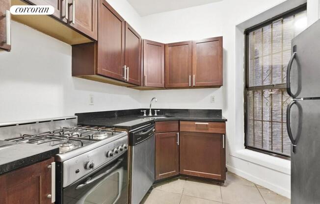 526 W 123 ST