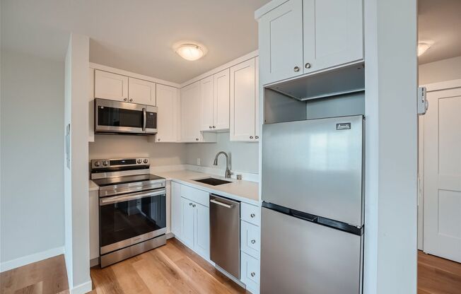 Charming 1bed/1bath Apartment with Stunning Waterfront Views on Alki Beach!
