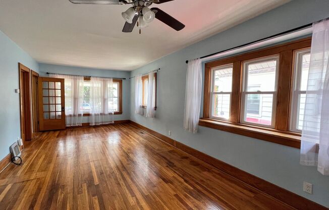 1431 Pine NW - Walk to Richmond Park!  Water included