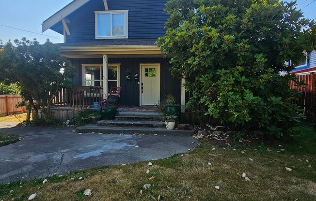 Comfortable 3-Bedroom, 2-Bath Lower Unit with Partially Fenced Yard in West Bremerton