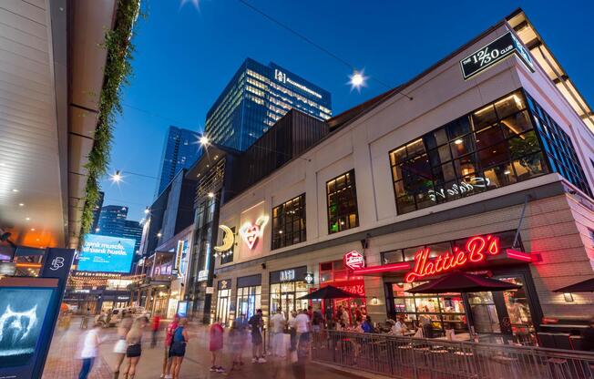 From local favorites like Hattie B’s to upscale spots at Fifth + Broadway, Modera McGavock places you in the heart of Nashville’s dining and nightlife scene.