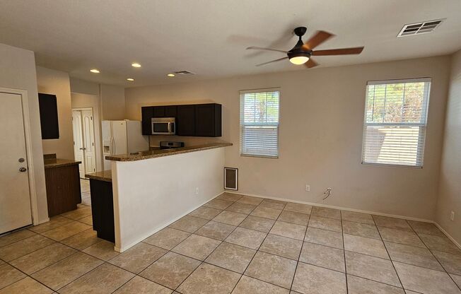 Spacious 3 bedroom Town home in Henderson!!!