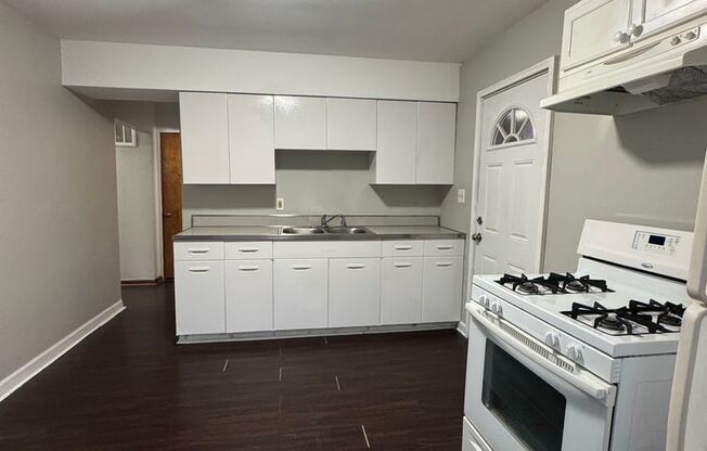 1 bed, 1 bath, $1,000, Unit 18335 1S