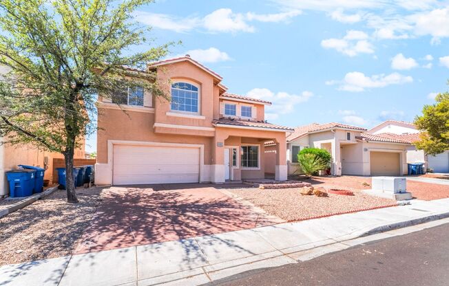 Beautiful 5 bed home with sparkling pool located in the heart of Las Vegas!