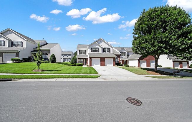 Lovely Three Bed Two and a Half Bath Townhome in Pineville