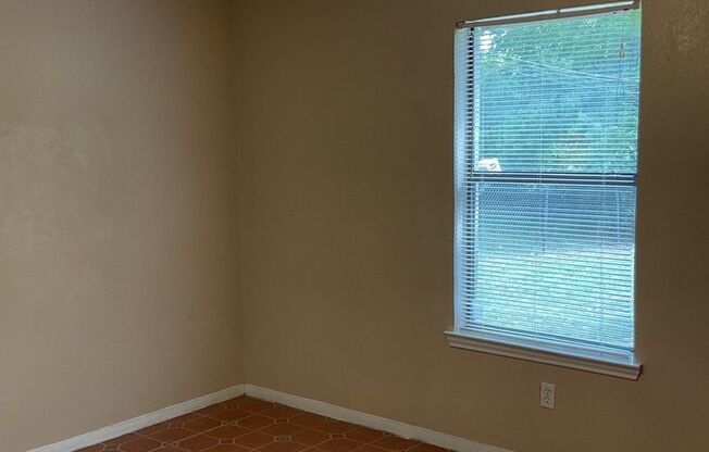 2 beds, 1 bath, $1,000, Unit 1619 Indian Trail - A