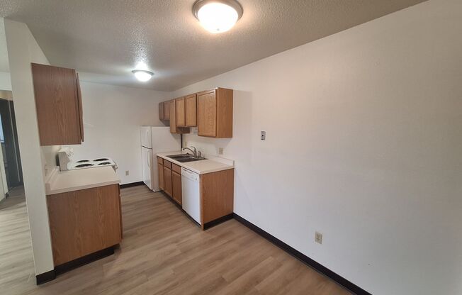 2 beds, 1 bath, 705 sqft, $760, Unit 16