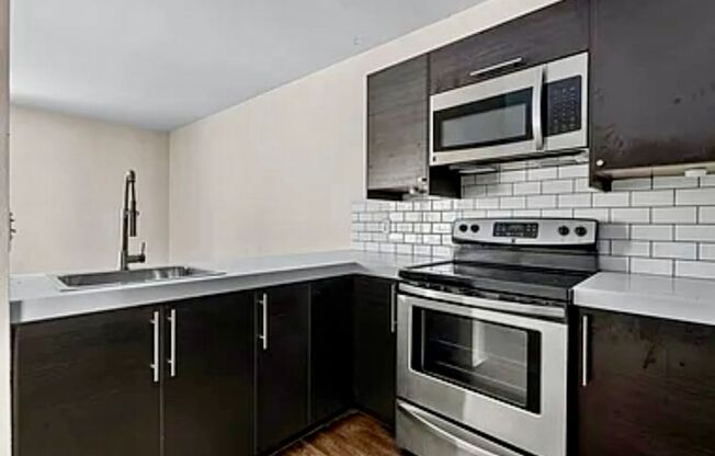 1 bed, 1 bath, $2,200, Unit UNIT H