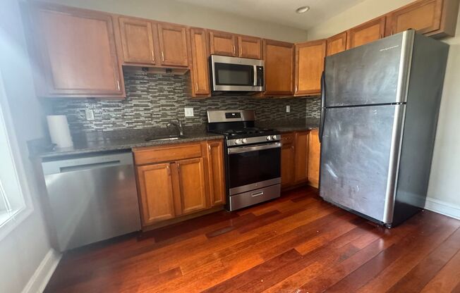 Beautiful 3 bed/2.5 bath in Northern Liberties w/ GARAGE & OUTDOOR SPACE available for a September move-in!!