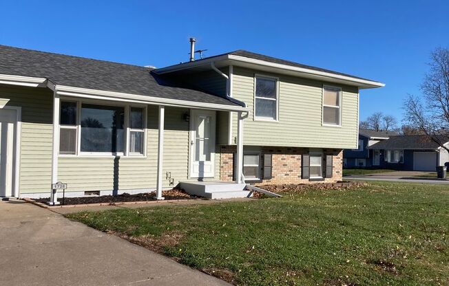 3 Bedroom 2 Bath House in Bettendorf!