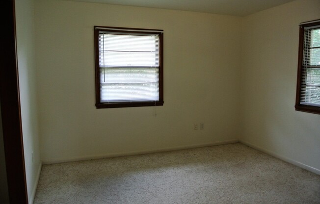 4 beds, 1.5 baths, $1,295, Unit Main floor