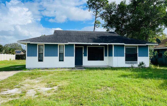 1/2 MONTH FREE RENT!  3/2 House in Deltona