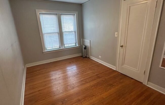 Spacious, One Bedroom in Downtown Arlington Heights, Walk to Metra, Great Location!